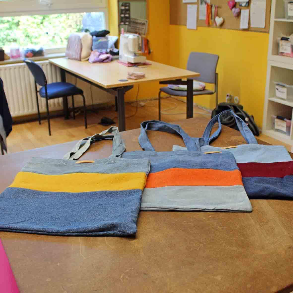 Tasche aus recycelter Jeans mit Wollstreifen